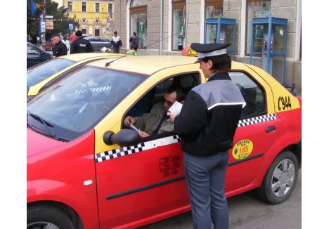 Una din atribuţiile poliţiştilor comunitari este verificarea validităţii bulinelor taximetriştilor care lucrează în Oradea